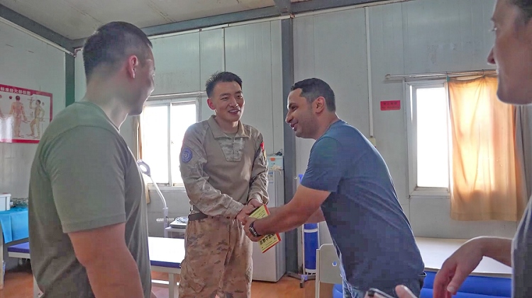 外國友人致謝。王軍杰攝