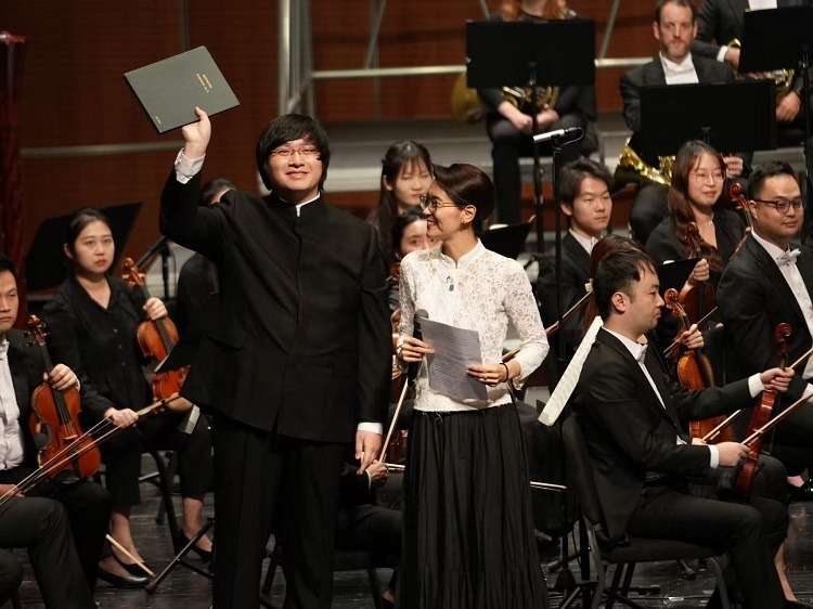 小澤征良向俞潞贈送小澤征爾使用過的《第五交響曲》樂譜。演出方供圖