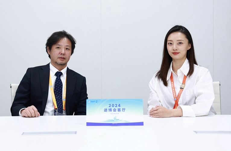 豐田汽車（中國）投資有限公司副總經(jīng)理劉鵬做客“2024進(jìn)博會客廳”欄目。人民網(wǎng) 歐陽易佳攝