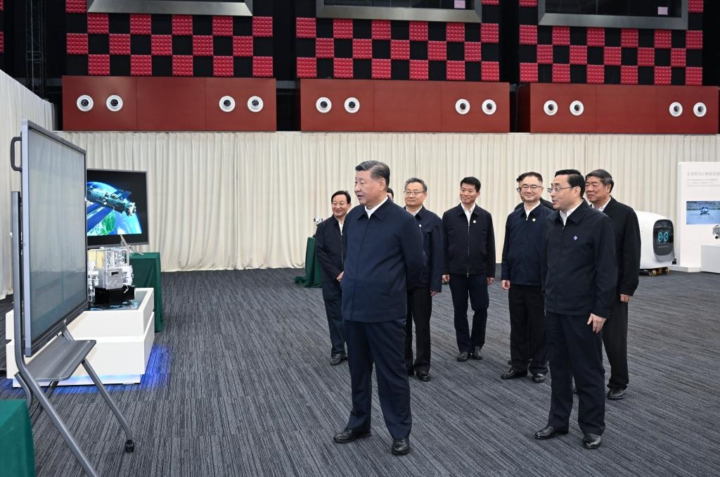 2024年10月17日，習(xí)近平總書記在合肥濱湖科學(xué)城察看安徽省重大科技創(chuàng)新成果集中展示。新華社記者 謝環(huán)馳 攝