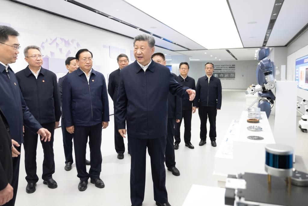 2024年11月5日，習(xí)近平總書記在武漢產(chǎn)業(yè)創(chuàng)新發(fā)展研究院考察。新華社記者 鞠鵬 攝