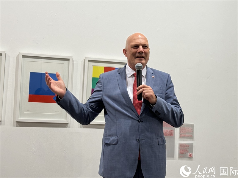 11月8日，瑞士駐華大使白瑞誼在“瑞士經(jīng)典設計展”開幕式上發(fā)表致辭。（人民網(wǎng) 謝瑩攝）