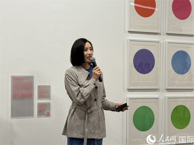 11月8日，今日美術館館長張然在“瑞士經(jīng)典設計展”開幕式上發(fā)表致辭。（人民網(wǎng) 謝瑩攝）