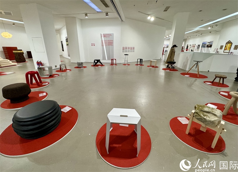 11月8日，瑞士經(jīng)典設計展現(xiàn)場。（人民網(wǎng) 謝瑩攝）