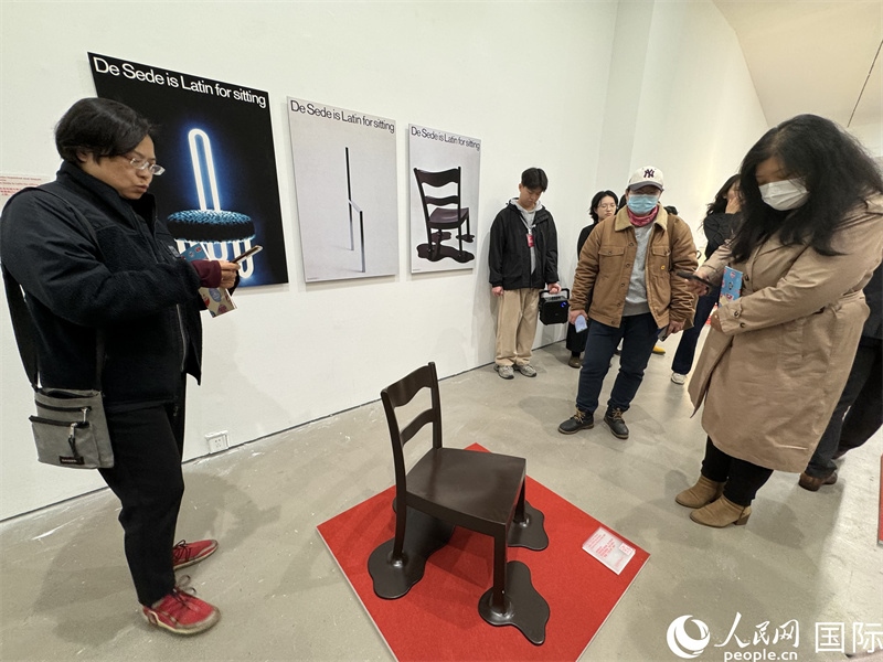 11月8日，觀眾在“瑞士經(jīng)典設計展”作品前駐足欣賞。（人民網(wǎng) 謝瑩攝） 