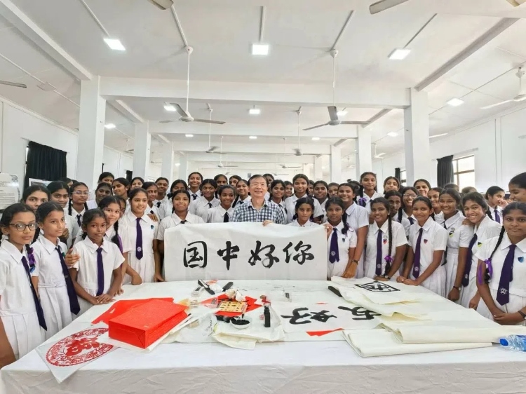 斯里蘭卡學(xué)生在系列活動(dòng)中學(xué)習(xí)中國書法。圖片由主辦方提供
