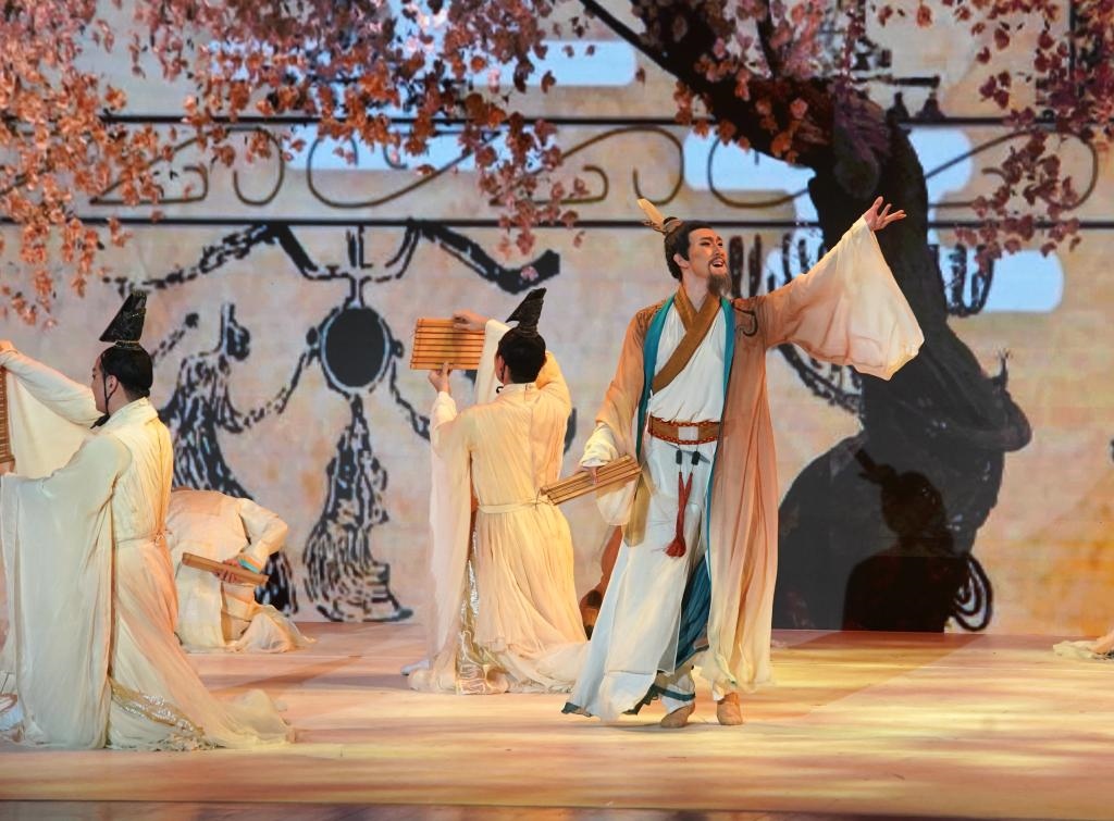 11月6日，演職人員在表演民族舞劇《孔子》片段。新華社記者 張晨霖 攝