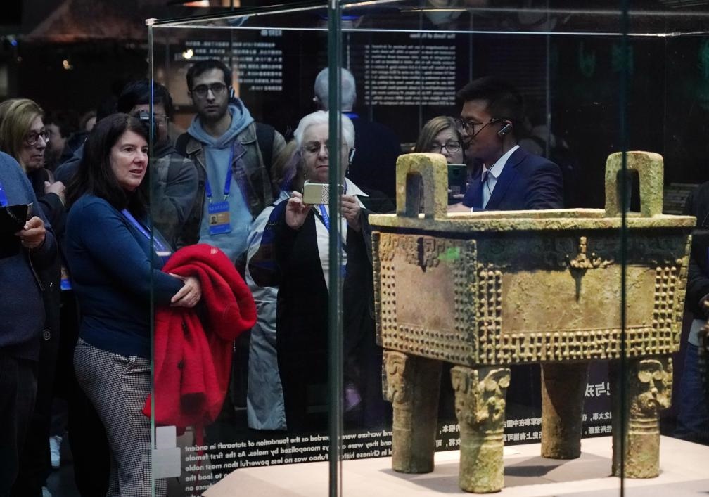 11月6日，中外嘉賓來到中國考古博物館參觀“考古與中華文明溯源展”。該展是本屆世界古典學(xué)大會推出的配套活動之一。新華社記者 張晨霖 攝