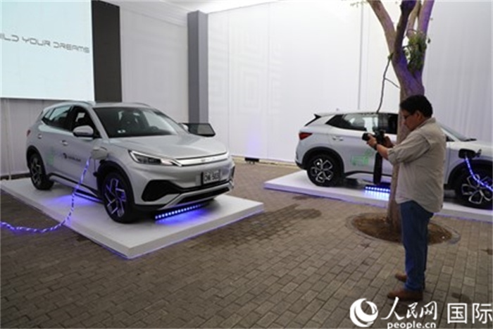 圖為秘魯媒體記者正在拍攝現(xiàn)場(chǎng)展出的比亞迪電動(dòng)汽車。 人民網(wǎng)記者姜波攝