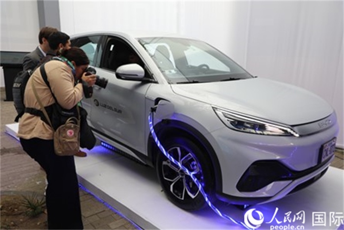 圖為秘魯媒體記者正在拍攝現(xiàn)場(chǎng)展出的比亞迪電動(dòng)汽車。 人民網(wǎng)記者姜波攝