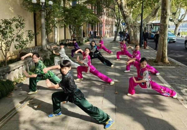 杭州市陳經(jīng)綸體校武術(shù)隊學(xué)生們展示中華武術(shù)。 人民網(wǎng)記者 楊磊攝