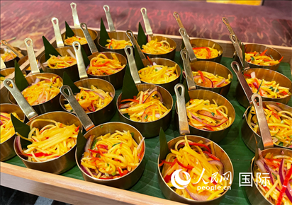 馬來西亞美食節(jié)現(xiàn)場準(zhǔn)備的美食。人民網(wǎng) 王婧攝