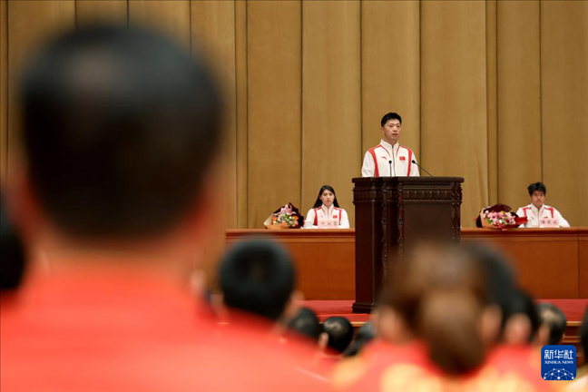 11月15日，乒乓球運(yùn)動(dòng)員馬龍（中）在報(bào)告會(huì)上發(fā)言。新華社記者 李明 攝