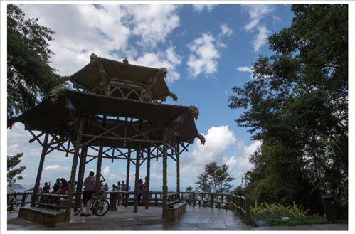 在巴西里約熱內盧市內的蒂茹卡國家森林公園里，有一座風光獨一無二的觀景臺，名為“中國亭”，是為紀念曾經在這里種植茶葉的中國茶農而修建，如今已成為當地的知名景觀。（圖源：新華社）