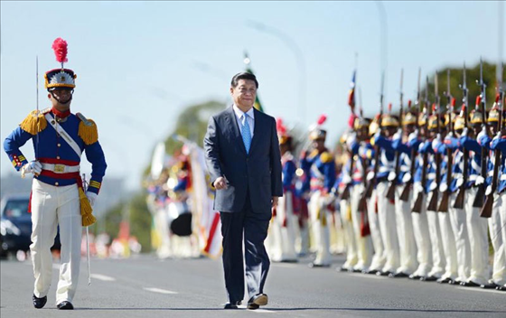 當地時間2014年7月17日，國家主席習近平在巴西利亞出席時任巴西總統(tǒng)舉行的歡迎儀式。 新華社記者謝環(huán)馳攝