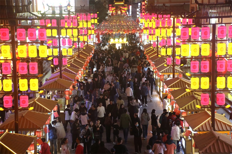 敦煌夜市。敦煌市委宣傳部供圖，張曉亮攝