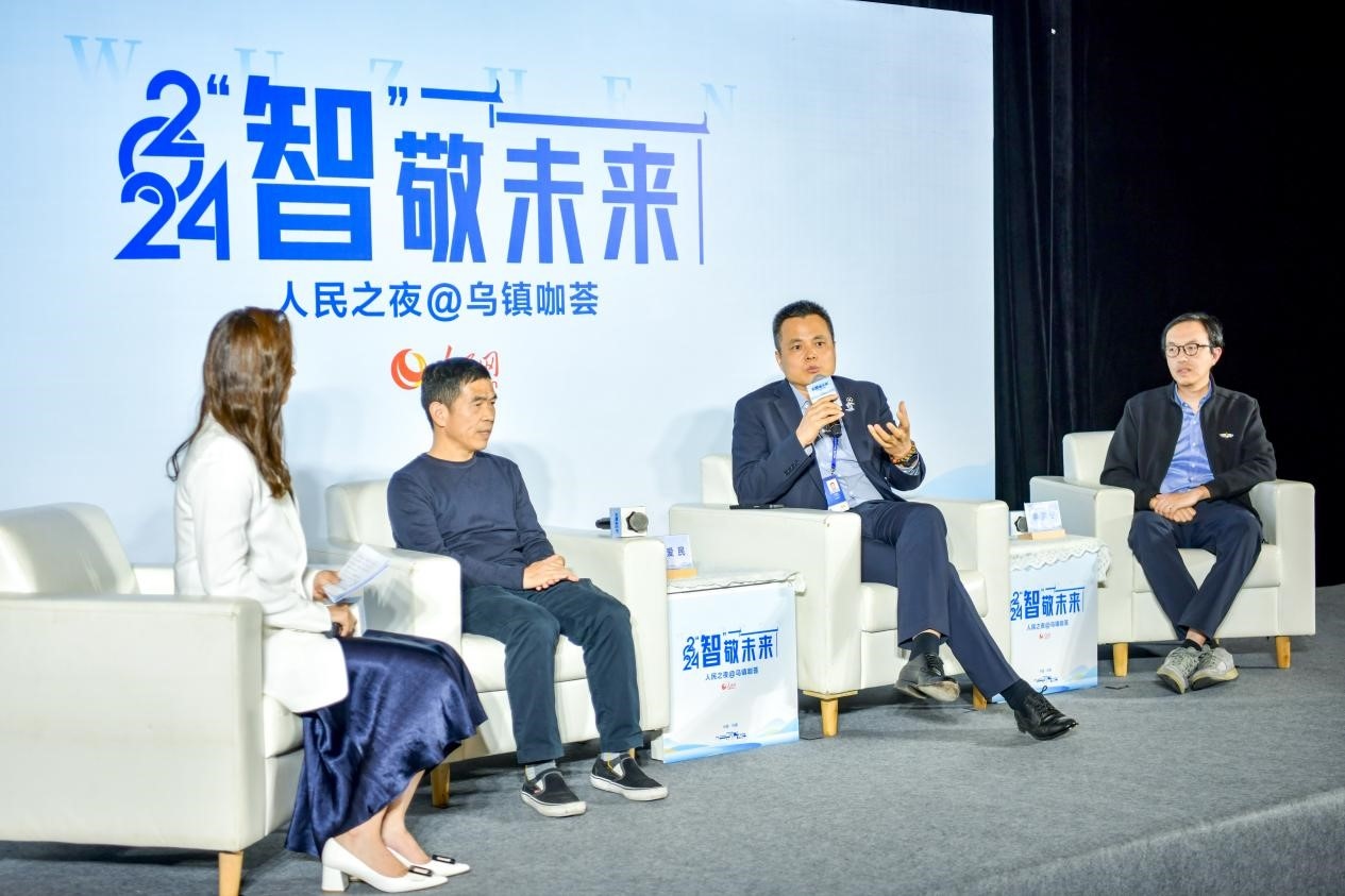 在對(duì)話(huà)環(huán)節(jié)，之江實(shí)驗(yàn)室高級(jí)研究專(zhuān)家潘愛(ài)民、伏羲智庫(kù)創(chuàng)始人李曉東、麒麟軟件副總經(jīng)理李震寧探討“‘百模大戰(zhàn)’將卷向何方”。人民網(wǎng)記者 任峰濤攝