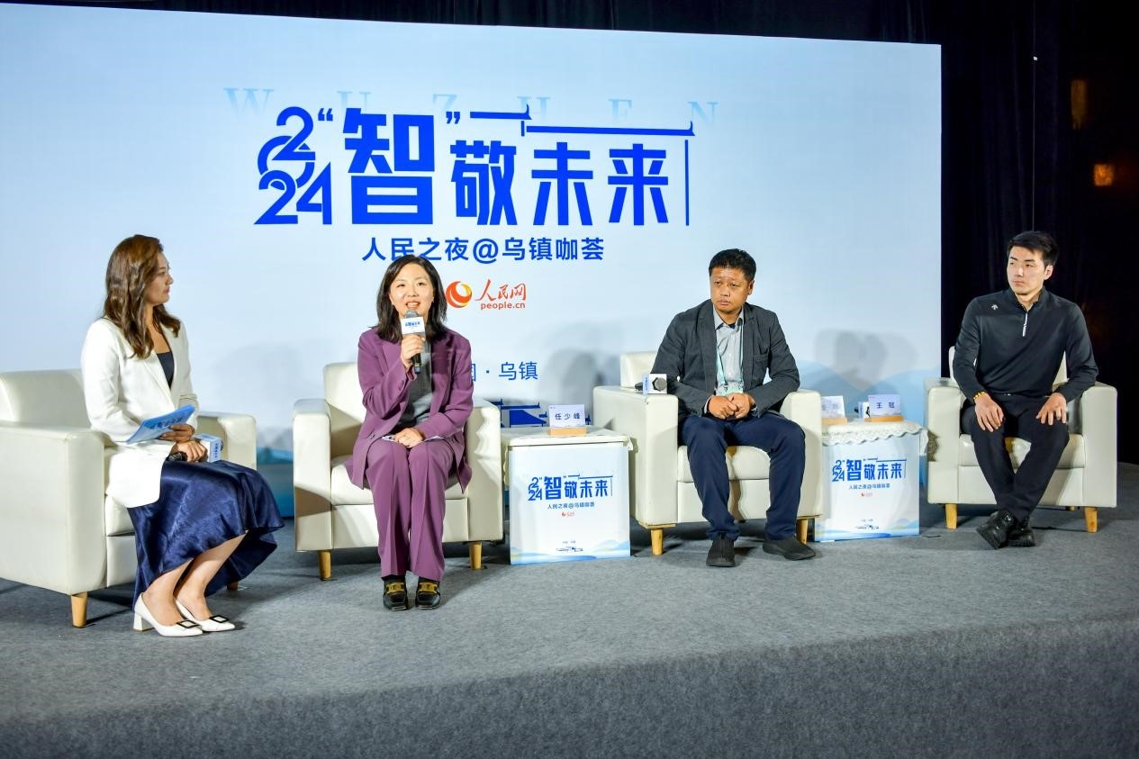 在對(duì)話(huà)環(huán)節(jié)，趣丸科技總編輯、副總裁任少峰，星云智慧機(jī)器人CEO李明，可之教育大模型創(chuàng)始人王冠討論“人工智能如何惠及大眾”。人民網(wǎng)記者 任峰濤攝