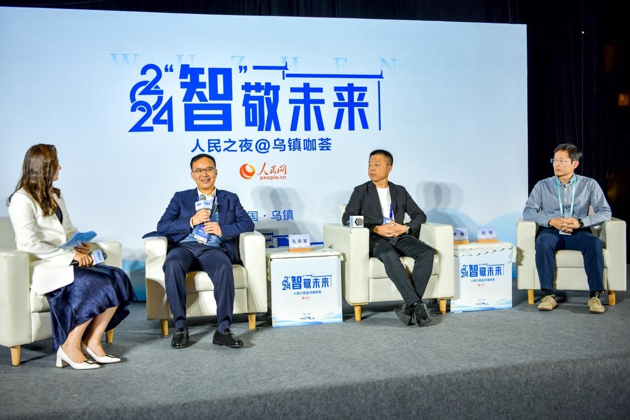 在對(duì)話(huà)環(huán)節(jié)，中國(guó)華宇集團(tuán)有限公司總經(jīng)理兼華宇控股集團(tuán)董事長(zhǎng)孔慶慧，量子之歌集團(tuán)創(chuàng)始人、董事長(zhǎng)李鵬，震坤行CTO劉陽(yáng)討論“AI何以重構(gòu)千行百業(yè)”。人民網(wǎng)記者 任峰濤攝