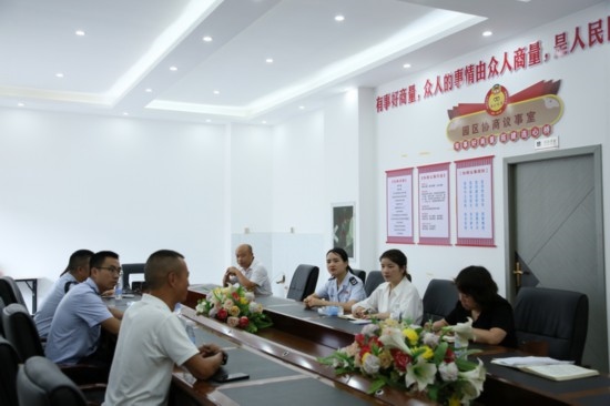 榕江縣稅務(wù)局在園區(qū)協(xié)商議事室協(xié)調(diào)解決企業(yè)訴求。黔東南州稅務(wù)局供圖