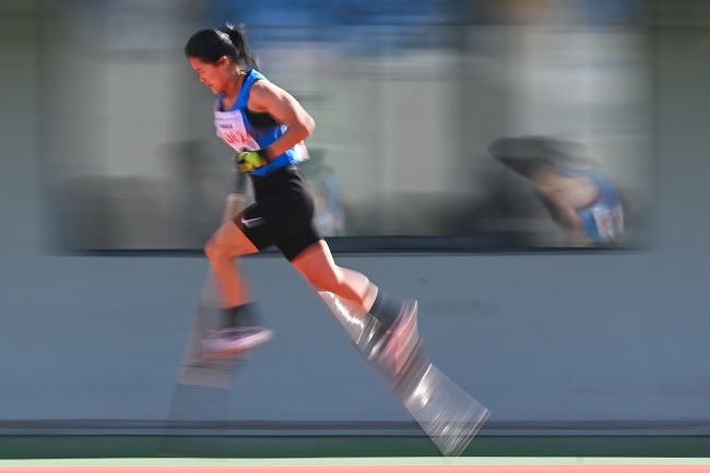 11月28日，海南隊選手吳明芬在高腳競速比賽中。新華社記者 杜子璇攝