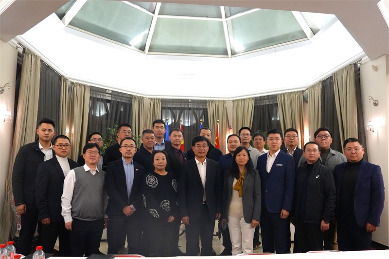 集體合照。中國(guó)駐烏克蘭大使館供圖