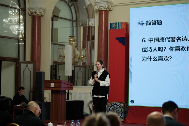 參賽選手現(xiàn)場(chǎng)答題。 俄羅斯國立人文大學(xué)孔子學(xué)院供圖