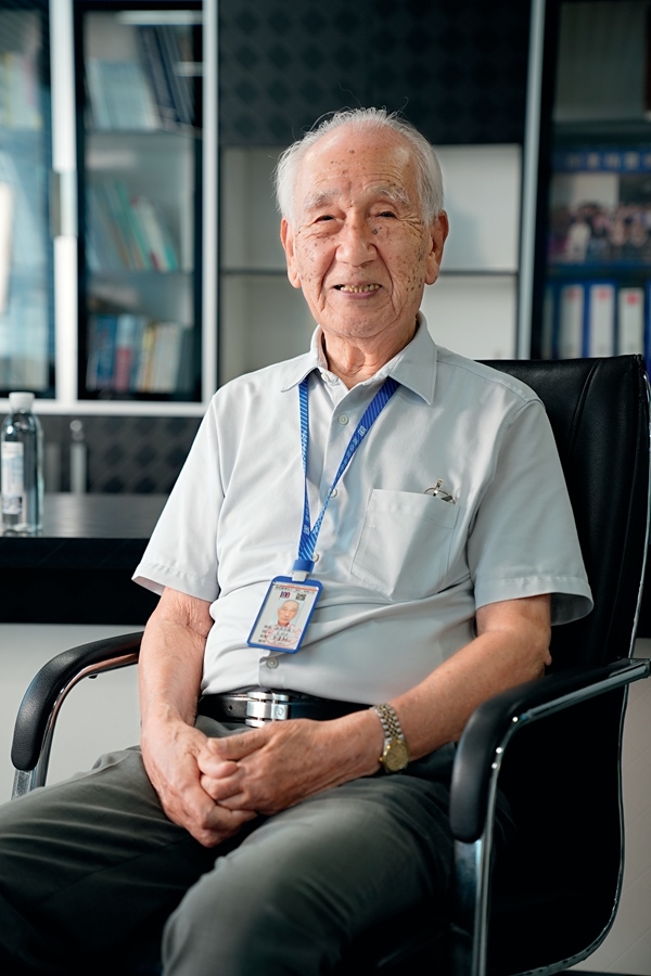 2024年8月，佐佐木俊一在深圳接受本刊記者采訪。