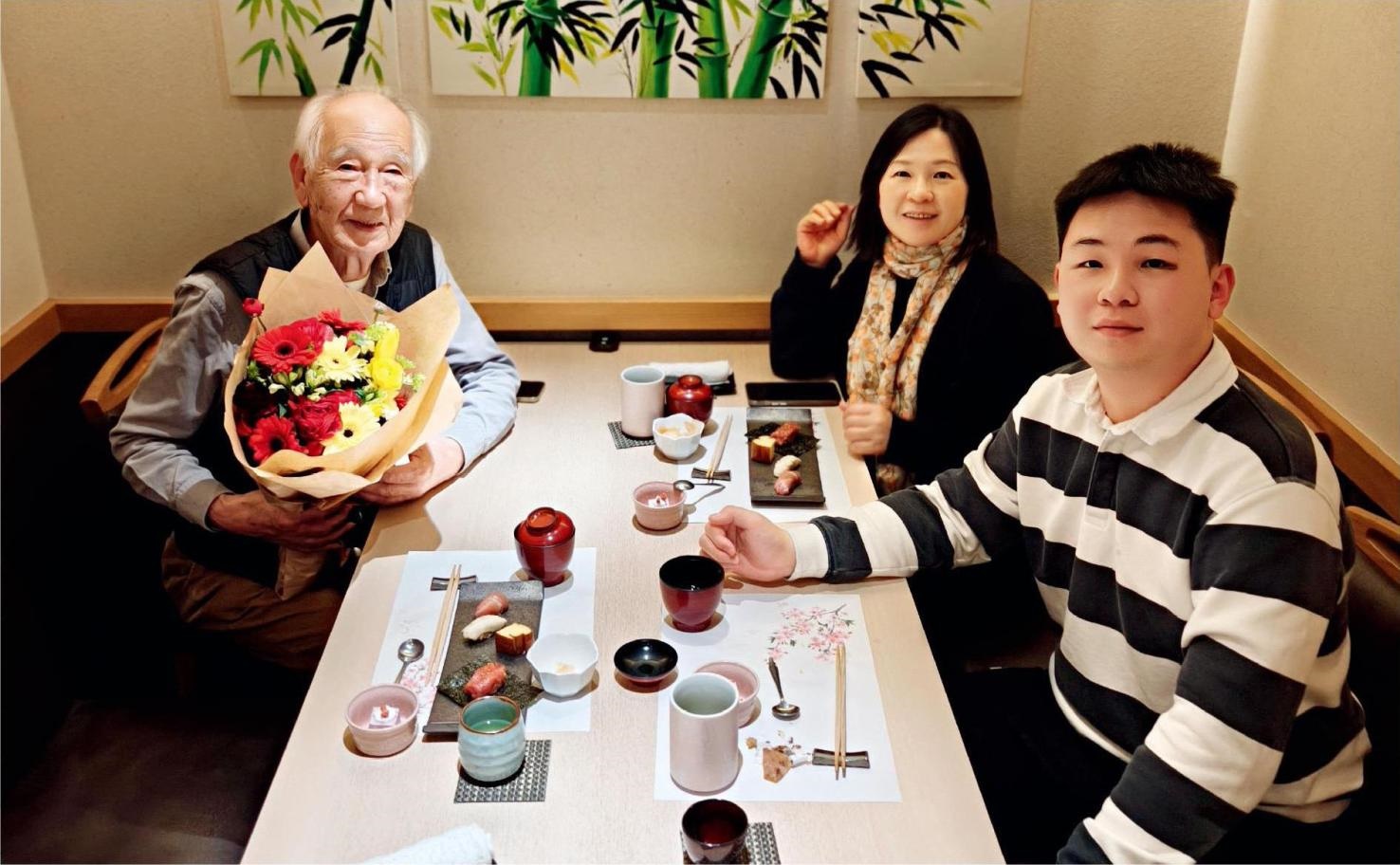 佐佐木俊一與彭林（中）、彭俊霖（右）在一起。