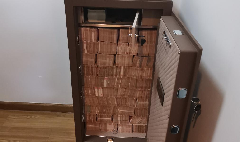 圖為警方查獲藏匿于保險柜中的現(xiàn)金。（警方供圖）