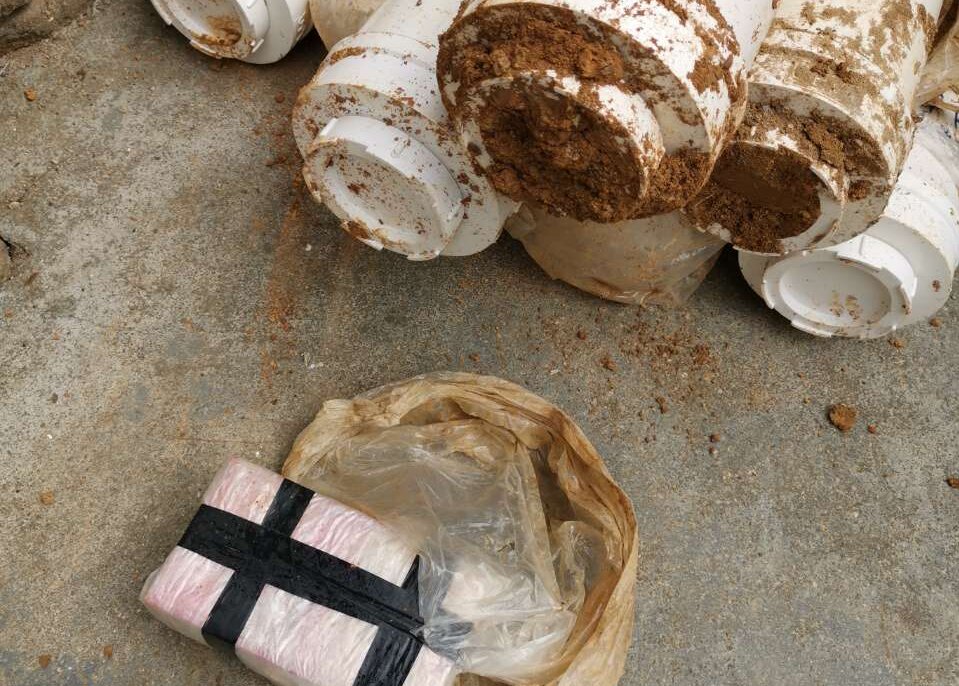 圖為警方查獲的藏匿于PVC管道中的部分現(xiàn)金。（警方供圖）