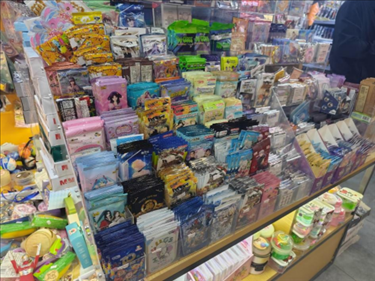 北京某文具店卡牌盲盒柜臺(tái)，未設(shè)相關(guān)提醒。人民網(wǎng)記者 黃鈺攝