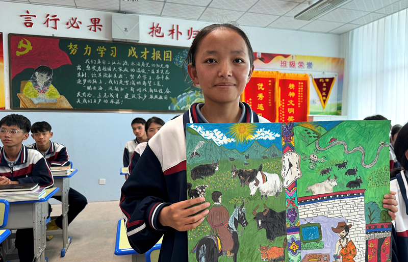 果洛西寧民族中學(xué)學(xué)生尼東拉毛在主題思政課上展示表現(xiàn)現(xiàn)代化家鄉(xiāng)的作品。