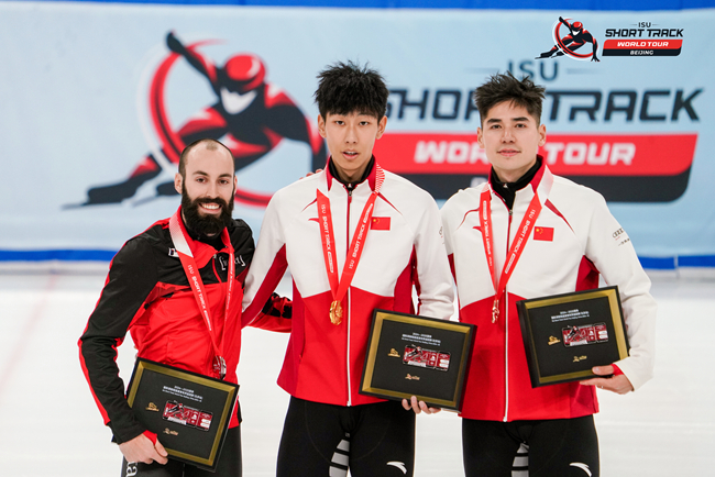 男子500米頒獎(jiǎng)儀式，中國選手孫龍(中)奪得冠軍，加拿大選手杜博伊斯(左)獲得亞軍，中國選手劉少昂獲得季軍。賽事組委會供圖