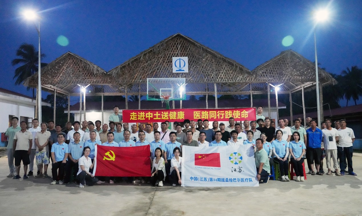 醫(yī)療隊(duì)與中土東非桑島分公司合影。中國土木供圖