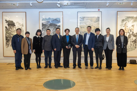 中國駐瑞典大使崔愛民與畫展主辦方人員合影。中國駐瑞典大使館供圖