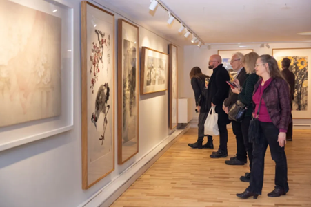 來賓參觀畫展。中國駐瑞典大使館供圖