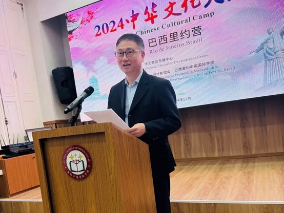 里約中國國際學(xué)校代董事長尹霄敏在閉營儀式上致辭?；顒又鬓k方供圖