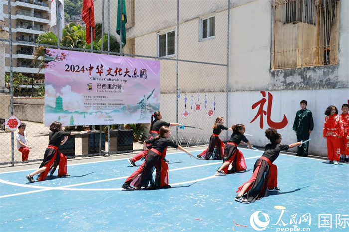 《中華武術(shù)》表演展現(xiàn)了武術(shù)剛?cè)岵?jì)的獨(dú)特魅力。人民網(wǎng)記者 陳海琪攝