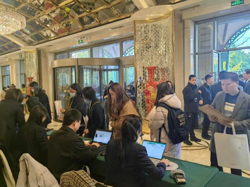 12月12日，第十批國(guó)家組織藥品集中帶量采購(gòu)現(xiàn)場(chǎng)。新華社記者龔雯 攝