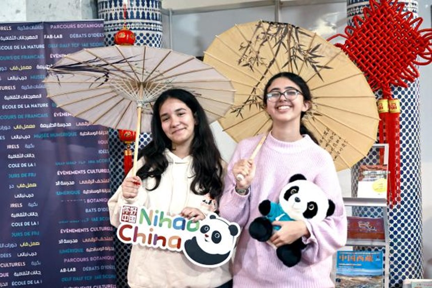 兩名女孩在合影。拉巴特中國文化中心供圖