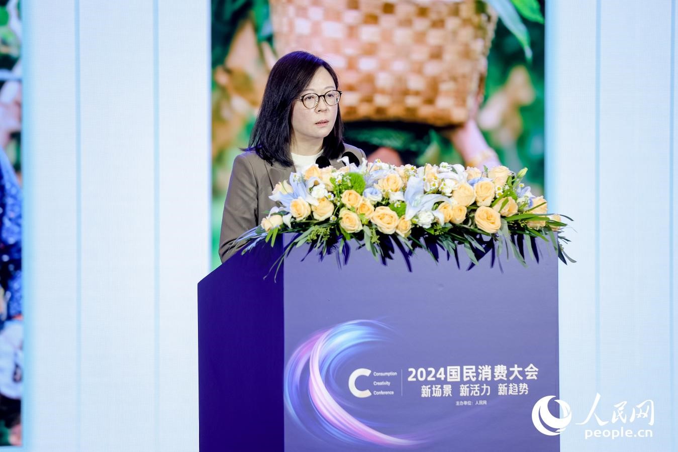 百果園集團(tuán)首席營(yíng)銷官楊茜在2024國(guó)民消費(fèi)大會(huì)現(xiàn)場(chǎng)進(jìn)行分享。