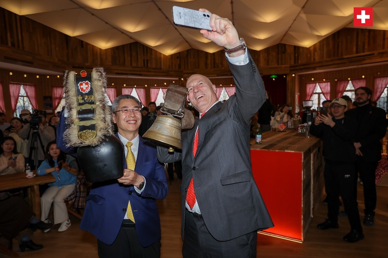 瑞士駐華大使白瑞誼與北京市西城區(qū)委副書記、代區(qū)長郅海杰搖響瑞士牛鈴，共同為小木屋揭幕。瑞士駐華大使館供圖