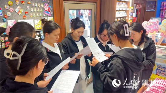 工會組織企業(yè)職工開展技能培訓(xùn)活動。人民網(wǎng)記者 張哲鑫攝