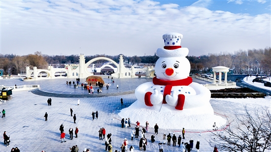12月8日，黑龍江哈爾濱市今冬第一個(gè)大雪人“雪人先生”在太陽(yáng)島風(fēng)景區(qū)落成。大雪人高20米，用雪量4000立方米。圖為12月9日在哈爾濱太陽(yáng)島風(fēng)景區(qū)正門廣場(chǎng)拍攝的大雪人。新華社記者 王松攝