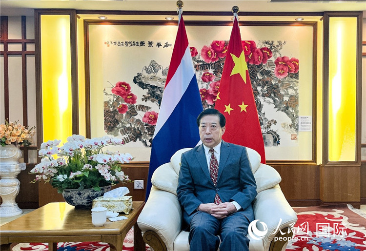 2024年12月10日，中國(guó)駐泰國(guó)大使韓志強(qiáng)在泰國(guó)曼谷接受中國(guó)—東盟中心（ACC）組織的“多彩東盟：2024年中國(guó)媒體東盟行”媒體團(tuán)采訪。人民網(wǎng)記者 羨江楠攝