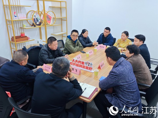 “紅興會客廳”，一場助企紓困協(xié)調(diào)會正在進行。人民網(wǎng) 徐晨曦攝