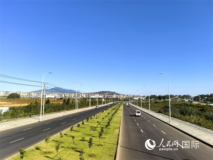 新近完工的埃塞俄比亞卡里提環(huán)線—布爾布拉—克林圖公路遠(yuǎn)景。張洪衛(wèi)攝