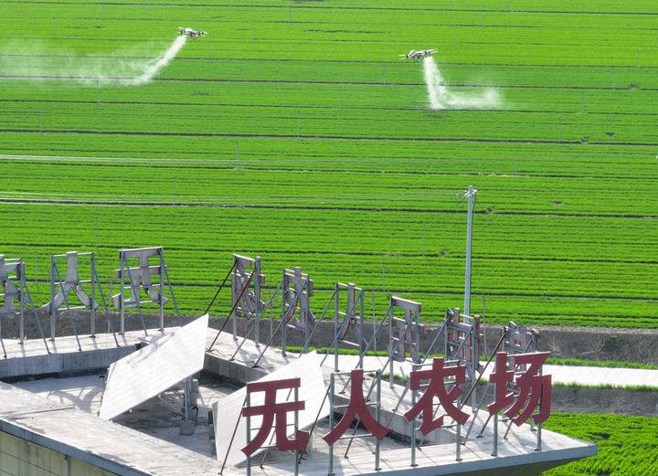 2024年3月19日，在安徽省亳州市譙城區(qū)趙橋鄉(xiāng)雙樓村的無人農(nóng)場，農(nóng)業(yè)無人機按照事先設定好的線路進行作業(yè)（無人機照片）。新華社記者 杜宇 攝