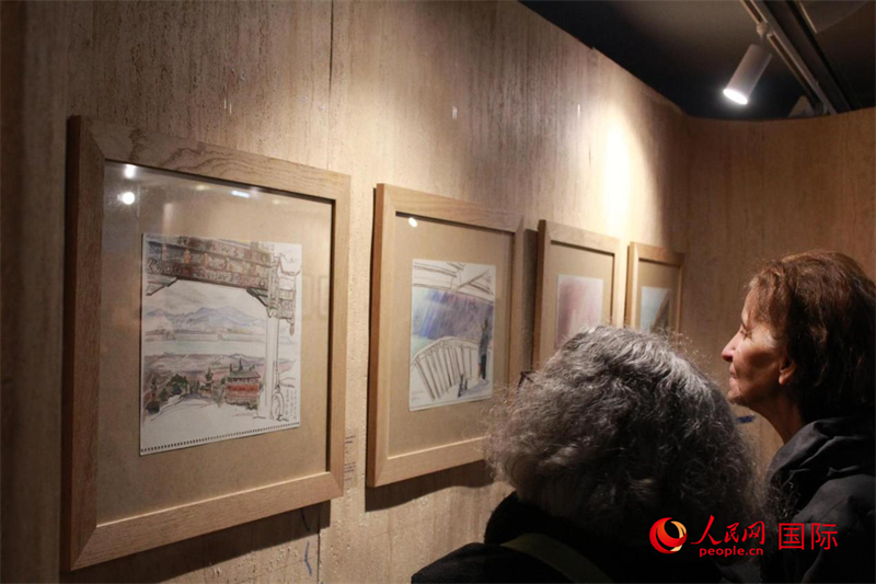 法國(guó)觀眾在欣賞展品。人民網(wǎng)記者 尚凱元攝